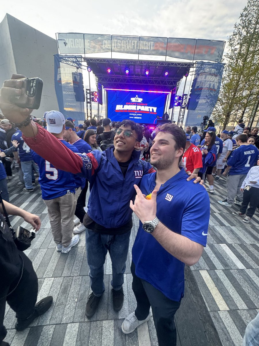 BradysDaddyHOF's tweet photo. Not letting this guy in the Skat lookalike competition is like making Eli wait to be a hall of famer #foul #freepologuy #freeEliManning #skat https://t.co/2lm16YxtwX