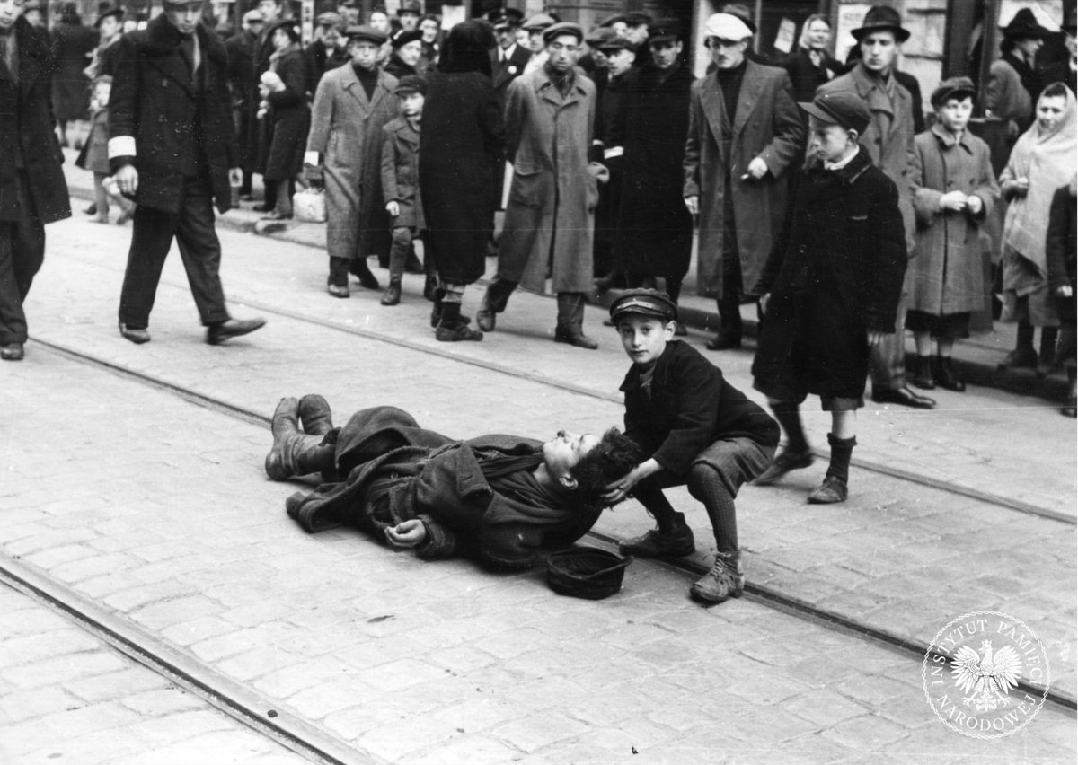 ipngovpl_eng's tweet image. #OTD in 1943 During the Warsaw Ghetto Uprising, German authorities posted notices across occupied Warsaw reminding that helping Jews was punishable by death.

These were not empty threats - the punishment often extended to entire families, and even those who failed to report Jews