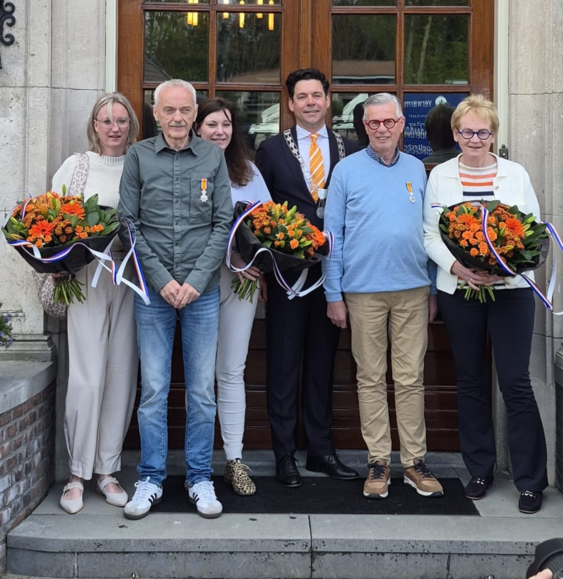 💙🤍Een mooi moment voor onze elftalleider en trouwe vrijwilliger Wim Hanekamp. Hij werd tijdens de lintjesregen verrast met een Koninklijke Onderscheiding!

Zijn staat van dienst is indrukwekkend @ vvseh.nl/lintje-voor-wi…

Gefeliciteerd Wim!

#trots #lintje #wijzijnseh