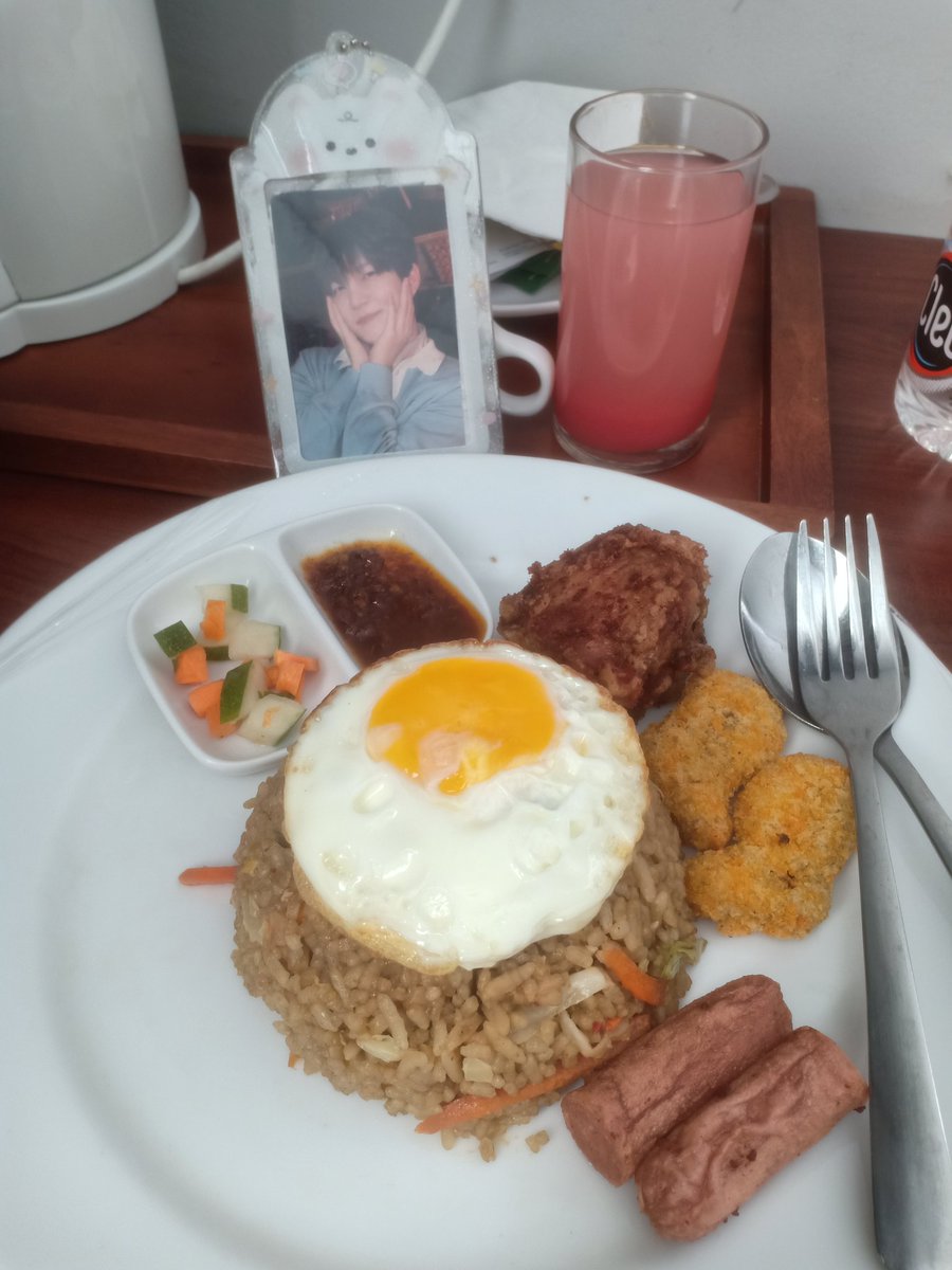 SoollaShin8889's tweet image. @KiSSeop91 @HooN91y 만나서 정말 반가워요..
자카르타에 온 걸 환영해요.. 맛있는 음식도 즐기고(nasi goreng, sate,bakso, seblak and more) 편안하게 쉬고 내일 또 만나요! 😊💗 
#Kiseop #Hoon #기섭 #훈 #유키스 #Ukiss #Ux1 #2U