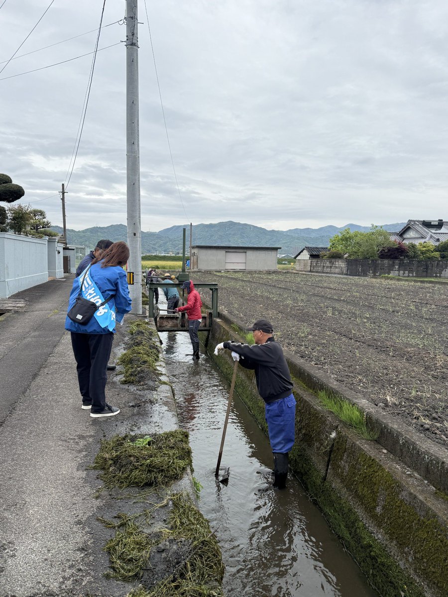 田舎でよく見かける良心市。
 誰かが野菜を置き、誰かが代金を入れる。
 当たり前のようでいて、信頼があってこそ成り立つ仕組みです。

地域の皆さんで続けている井出掃除も同じ。
 見返りを求めず、みんなで支え合うからこそ、この風景が守られています。