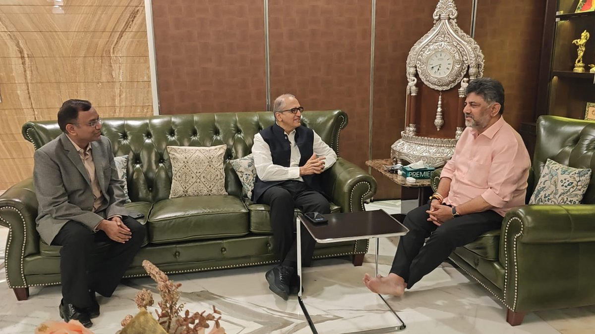 TheNammaWard's tweet image. Dr. Devi Prasad Shetty met DCM D.K. Shivakumar at his Sadashiva Nagara residence on Wednesday. Discussions were held on unspecified matters.

links.nammaward.in/QbEfZ 

#SadashivaNagara #Malleshwaram #DKShivakumar #Dr.DeviPrasadShetty