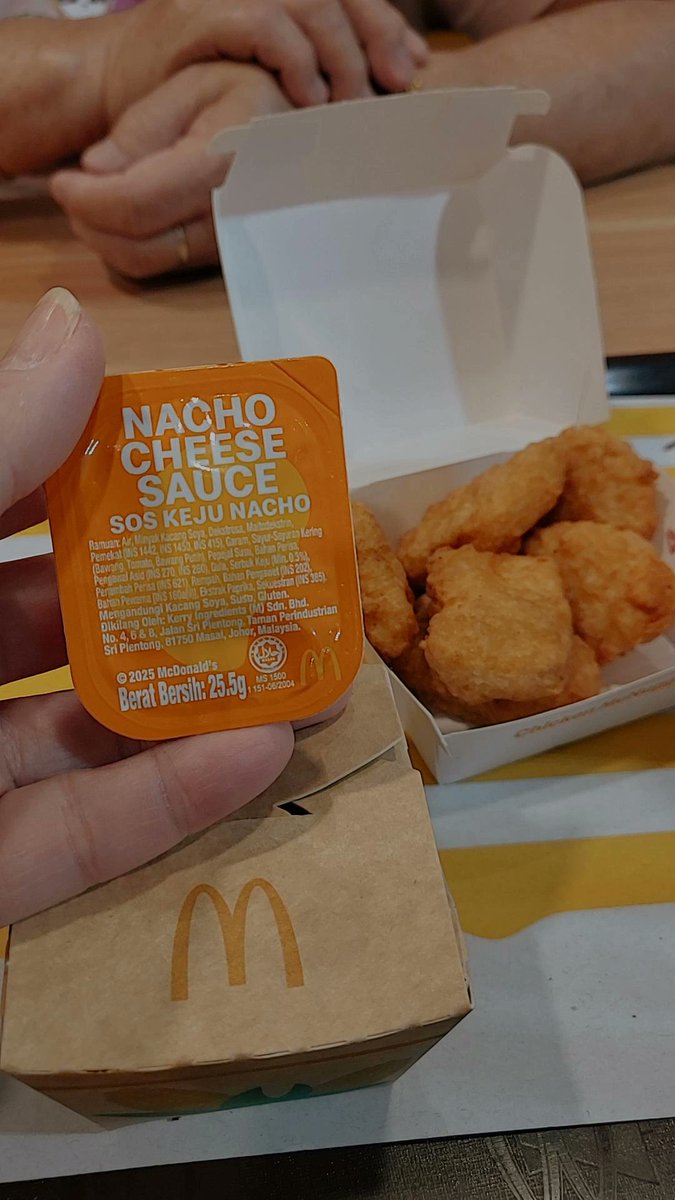 jaeprincess_luv's tweet photo. #nachocheesesauce
#mcdonalds
#throwback180426

夜晚和媽媽來吃nuggets set 每次有新口味的sauce 都不會成功拿到 沒想到這次竟然拿到了 不錯的sauce... https://t.co/LQDL1t2axi