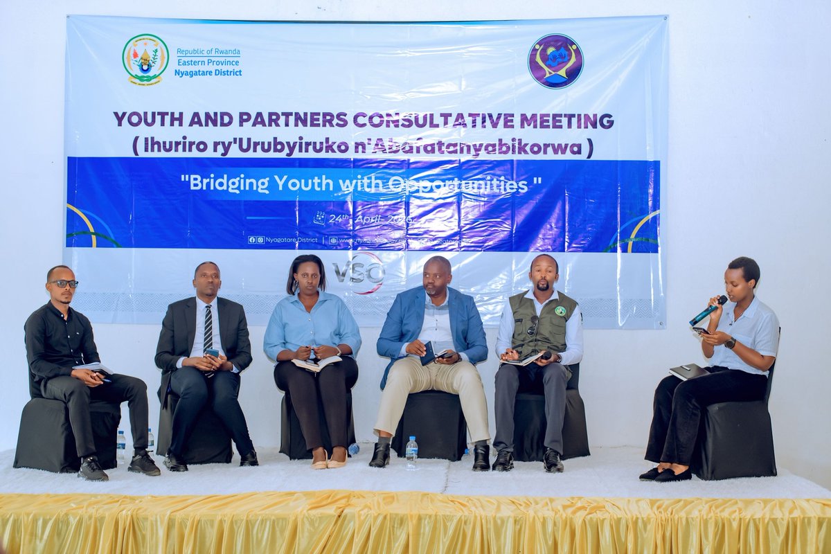 NyagatareDistr's tweet photo. Kuri uyu wa Gatanu, Urubyiruko ruhagarariye urundi mu Karere ka Nyagatare rwitabiriye inama y'Ihuriro ry’Urubyiruko n’Abafatanyabikorwa mu rwego rwo kungurana ibitekerezo bigamije ubufatanye mu iterambere ry'urubyiruko, hibandwa ku mahirwe aboneka mu Karere ka Nyagatare. Iyi nama yitabiriwe n'Umuyobozi w'Akarere Wungirije Ushinzwe Iterambere ry'Ubukungu, Matsiko Gonzangue n'abafatanyabikorwa b'Akarere.

Umuyobozi w'Akarere Wungirije Ushinzwe Iterambere ry'Ubukungu yibukije urubyiruko gukoresha neza ubumenyi n’amahirwe rufite,  akarufasha kugira inzozi no kuzigeraho, gushishikarira guhanga udushya, kwigirira icyizere no kwirinda ibishuko byose byakoma mu nkokora iterambere ryabo. Yabasabye kandi kugira uruhare mu gushishikariza urubyiruko kurwanya ibiyobyabwenge n'izindi ngeso mbi.
