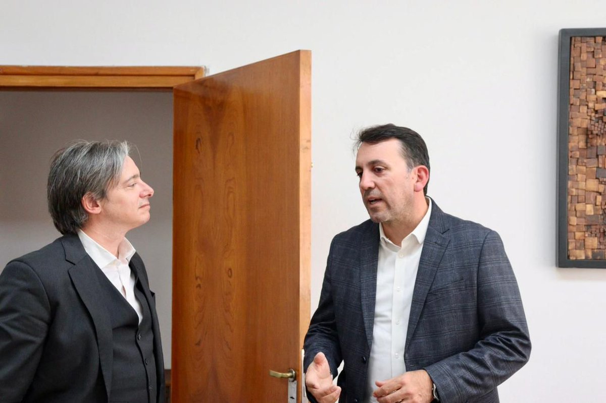 AgendaCAF's tweet photo. 🇦🇷 En Mendoza, @chrisasinelli, vicepresidente de Programación Estratégica de CAF, se reunió con el ministro de Educación de la Provincia, @TadeoGZ. Diálogo por una agenda conjunta orientada a la calidad educativa y la equidad territorial.

El encuentro se inscribe en la estrategia de @AgendaCAF de acompañar a los gobiernos subnacionales de América Latina y el Caribe en el fortalecimiento de sus sistemas educativos, con foco en la modernización de la infraestructura escolar, la transformación digital y la formación docente.