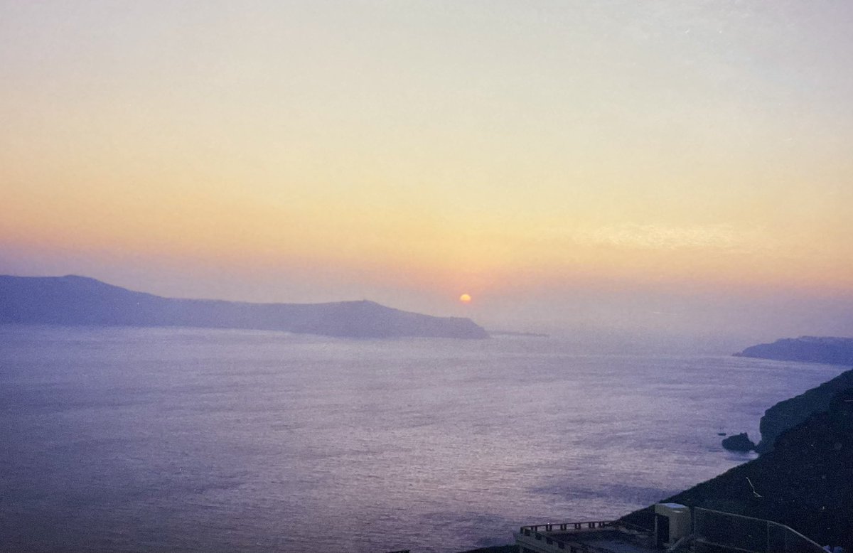 気になってたホメロスの「葡萄酒色🍷の海(οἶνοψ πόντος)」という表現をついに調べました！

例:オデュッセイアの2巻421行
ここはテレマコスの出発シーンで、「葡萄酒色の海の上を(ἐπὶ οἴνοπα πόντον)」とありますが、その少し前388行に日が沈んだ(δύσετό τ᾽ ἠέλιος)と書いてあります。つまり↓