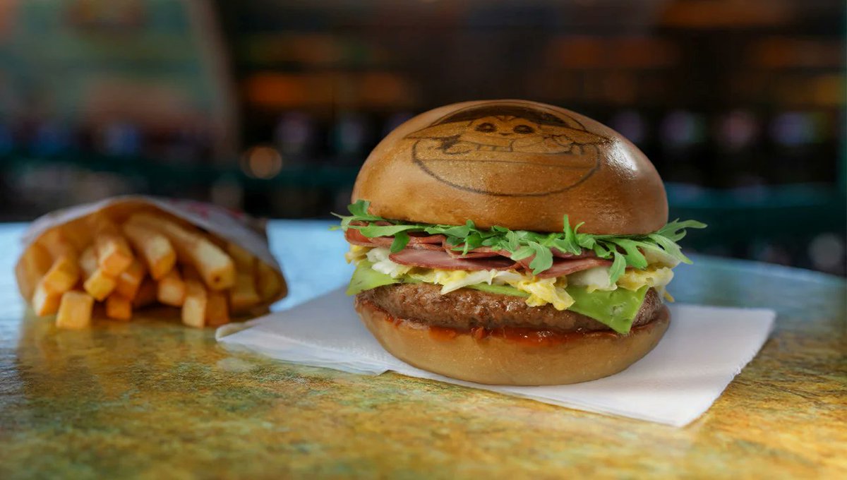 PixieDustFood's tweet photo. Star Wars Day is coming to Disneyland Paris. Café Hyperion is once again the place to be.

- Grogu Burger: Beef burger with Gouda cheese &amp; green pesto, Chinese cabbage pickles, pastrami, rocket salad, and Thai sauce &amp; Grogu’s Blue Macaron: Passion fruit-flavored

#disneylandparis https://t.co/6fD69Kf3Mu