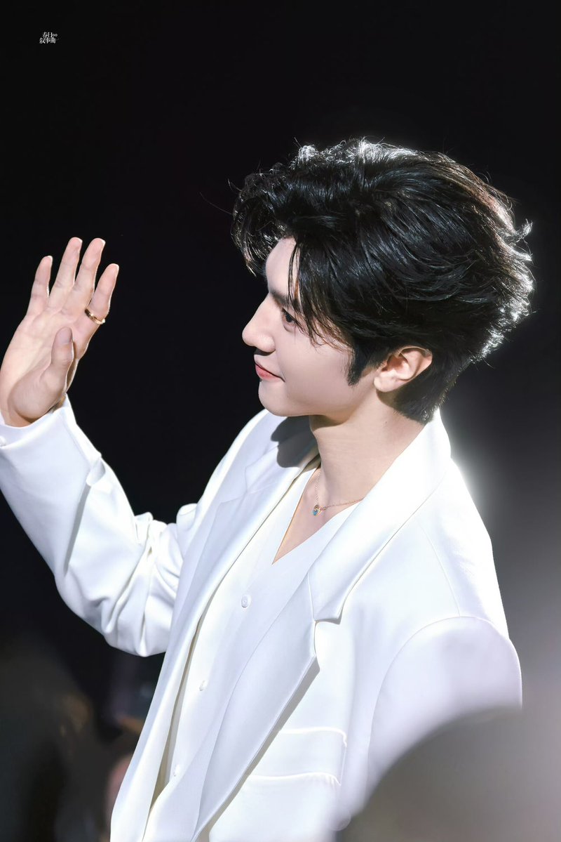 หล่อเป็นแก้วเป็นแสงงมากกกกก แถมในงาน มีต MizuMi เจ๋อหย่วนบอกว่าอยากมาเล่นสงกรานต์ที่ไทย เดิมทีวางแผนไว้แล้ว แต่จังหวะเวลาไม่ลงตัว 

แล้วพอเห็นป้ายโฆษณาแบรนด์ MizuMi ที่ถนนสีลมตอนคนมาเล่นสงกรานต์ หย่วนบอกว่าดูน่าสนุกมากกก