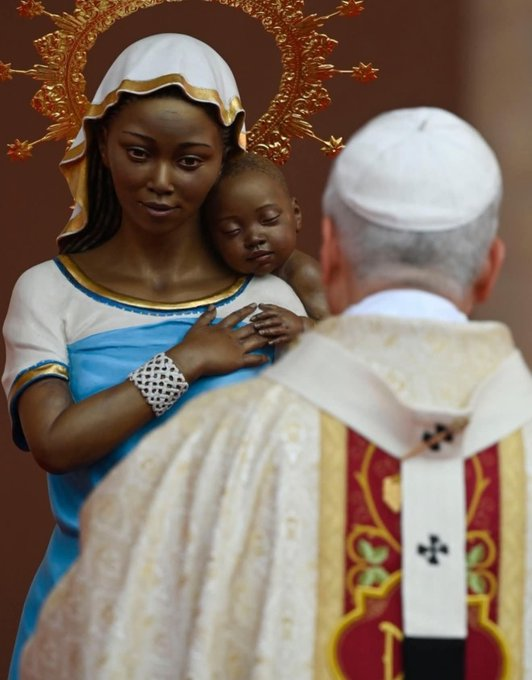 La hermosa imagen de Nuestra Señora que veneró el papa León en Guinea Ecuatorial. El niño Jesús duerme plácidamente a sus espaldas, una imagen cotidiana pues las madres africanas suelen cargar a sus hijos e hijas de este modo. Lo sagrado no es ajeno a lo humano. El Reino ya está