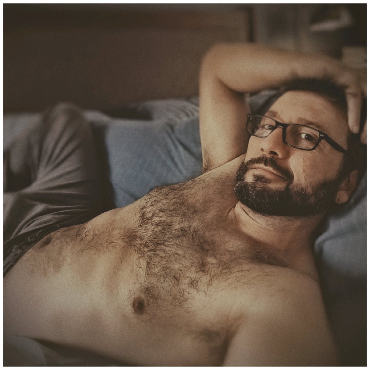 gsus_gf's tweet photo. ...Y de una embestida te encaja. Duro. Tu cuerpo no se resiste. Perfecto. No es el polvo. Ni lo que acabamos de discutir. Es que no dejamos espacio entre una cosa y la otra. Demasiado cerca. Demasiado claro.
.
.
.
https://t.co/5zDN8En2uF
#gsusgf https://t.co/ndfbEfOU5o
