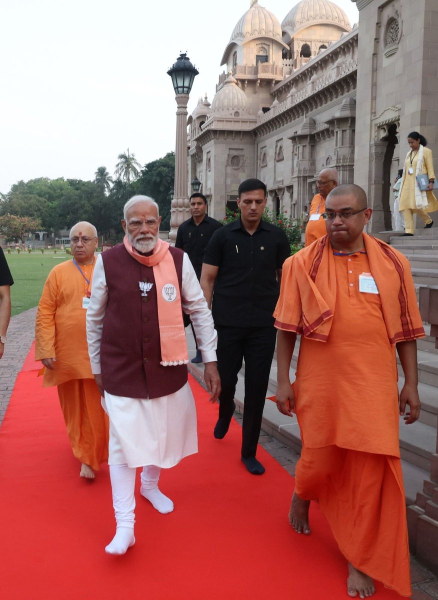 keveeyes's tweet image. PM @narendramodi  ji has conquered #Kolkata’s heart! 
Massive crowds, non-stop ‘Modi Modi Modi...’ roars, women &amp;amp; youngsters lining up for darshan, #Belur Math blessings &amp;amp; now cruising the #Hooghly. The Bengal chapter is written in saffron! #ModiConquersBengal.
#Modi #Bengal #Bjp