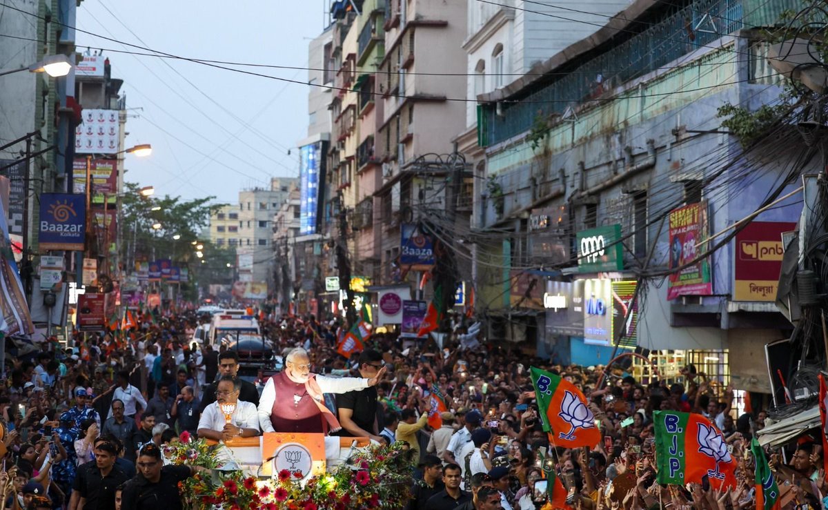 keveeyes's tweet image. PM @narendramodi  ji has conquered #Kolkata’s heart! 
Massive crowds, non-stop ‘Modi Modi Modi...’ roars, women &amp;amp; youngsters lining up for darshan, #Belur Math blessings &amp;amp; now cruising the #Hooghly. The Bengal chapter is written in saffron! #ModiConquersBengal.
#Modi #Bengal #Bjp