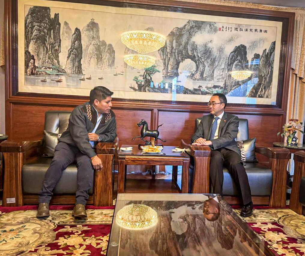 LeonardoLoza18's tweet image. Sostuvimos una reunión con el Embajador de China, Wang Liang, donde intercambiamos ideas para avanzar en una agenda de cooperación en beneficio de #Cochabamba.

Impulsaremos alianzas estratégicas para generar desarrollo y bienestar en nuestro departamento.