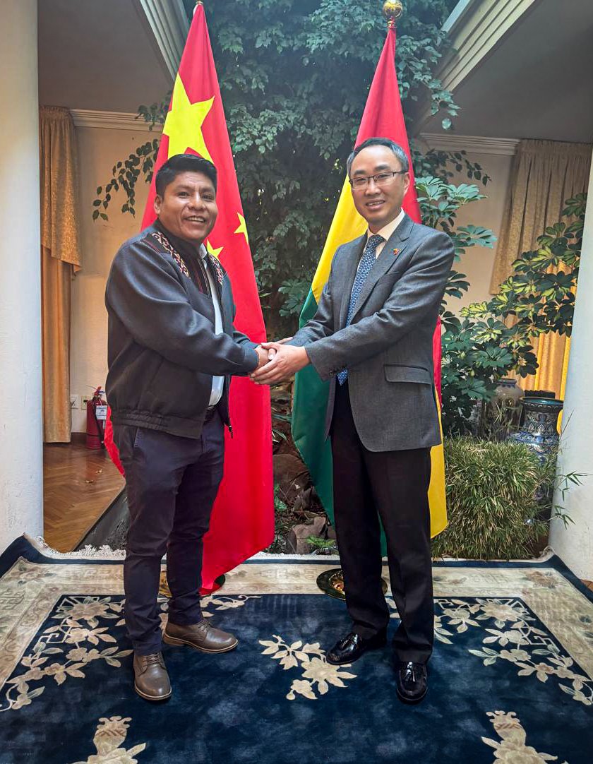 LeonardoLoza18's tweet image. Sostuvimos una reunión con el Embajador de China, Wang Liang, donde intercambiamos ideas para avanzar en una agenda de cooperación en beneficio de #Cochabamba.

Impulsaremos alianzas estratégicas para generar desarrollo y bienestar en nuestro departamento.