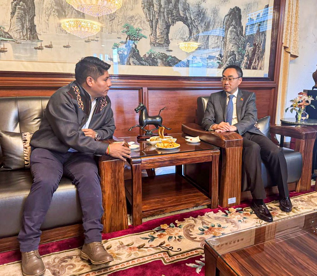 LeonardoLoza18's tweet image. Sostuvimos una reunión con el Embajador de China, Wang Liang, donde intercambiamos ideas para avanzar en una agenda de cooperación en beneficio de #Cochabamba.

Impulsaremos alianzas estratégicas para generar desarrollo y bienestar en nuestro departamento.