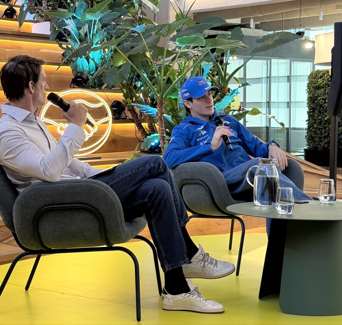 “Mi abuela va a poder verme manejar un auto en mi país, nunca iba a tener una chance de verme con un F1 si no era en Argentina. Poner los pies en la tierra y está acá me hace bien”

Genio.