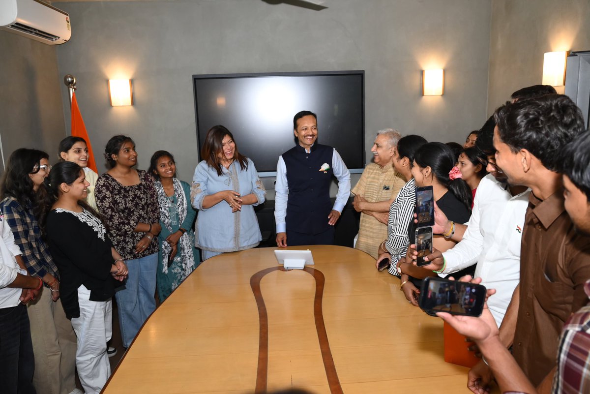 MPNaveenJindal's tweet photo. आज कुरुक्षेत्र लोकसभा से हमारे संसद भवन का भ्रमण करने आए विद्यार्थियों और शिक्षकों के साथ आवास पर एक खुशनुमा मुलाकात हुई।

इन युवा मनों की जिज्ञासा, उनके सवाल और उनका उत्साह देखकर मन प्रसन्न हो गया। यही युवा शक्ति कल के विकसित भारत की नींव है। 🙏 https://t.co/MF1MZGEVv7