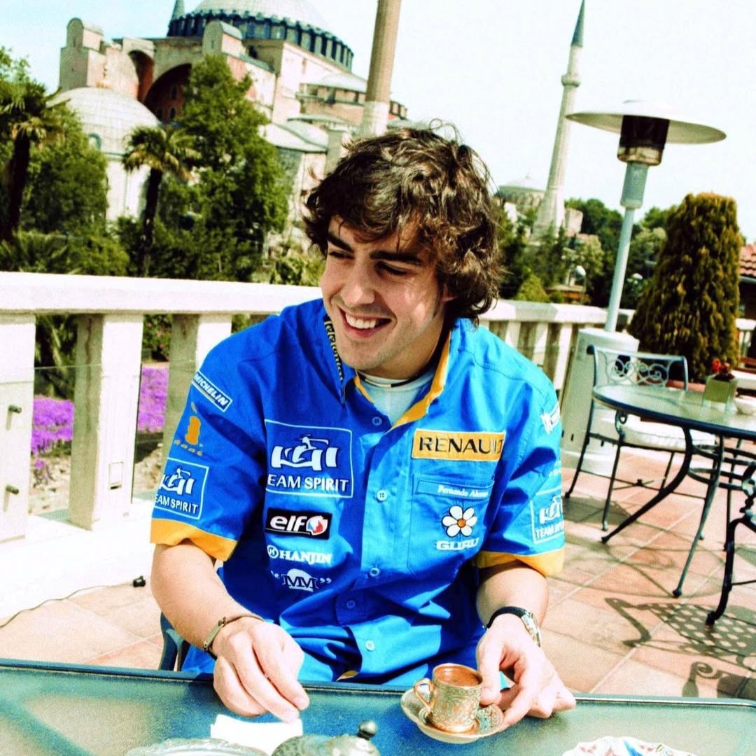 bpthaber's tweet photo. 🇹🇷 İstanbul’da 2005 yılında yapılan Formula 1 tanıtım çekimleri sırasında Fernando Alonso. https://t.co/MJhiHIl4cu