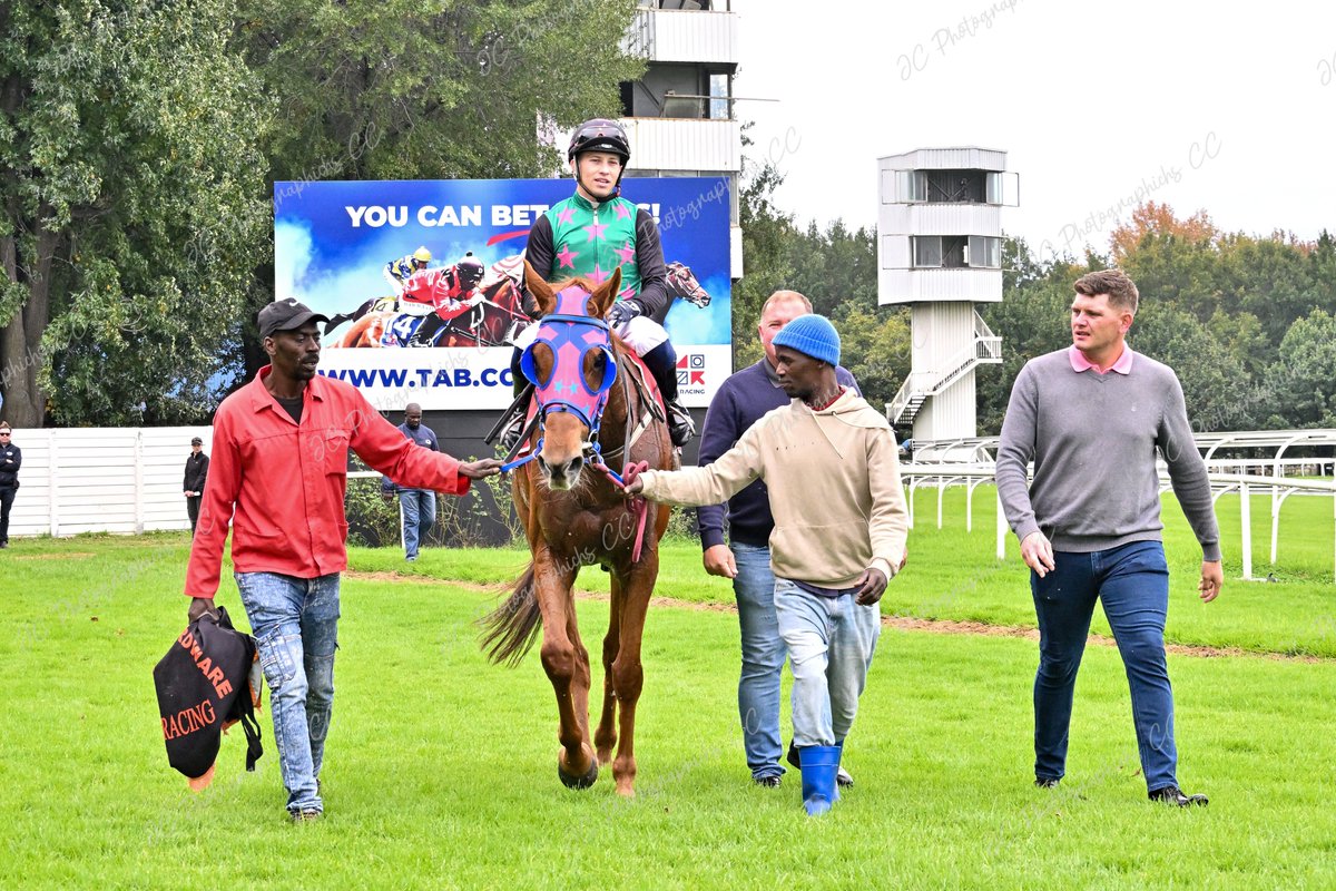 Gruffler's tweet photo. @JC_Photos1 Race 1 Winner: WE ARE THE LOGANS  
5 Ch g Flying The Flag (IRE) - Crimson Lane (USA) by Street Cry (IRE)
Owners: Mr M G Bothma &amp; Mrs A M Bothma
Trainer: B Webber Jockey: J Gates https://t.co/ws5UJaP4hk