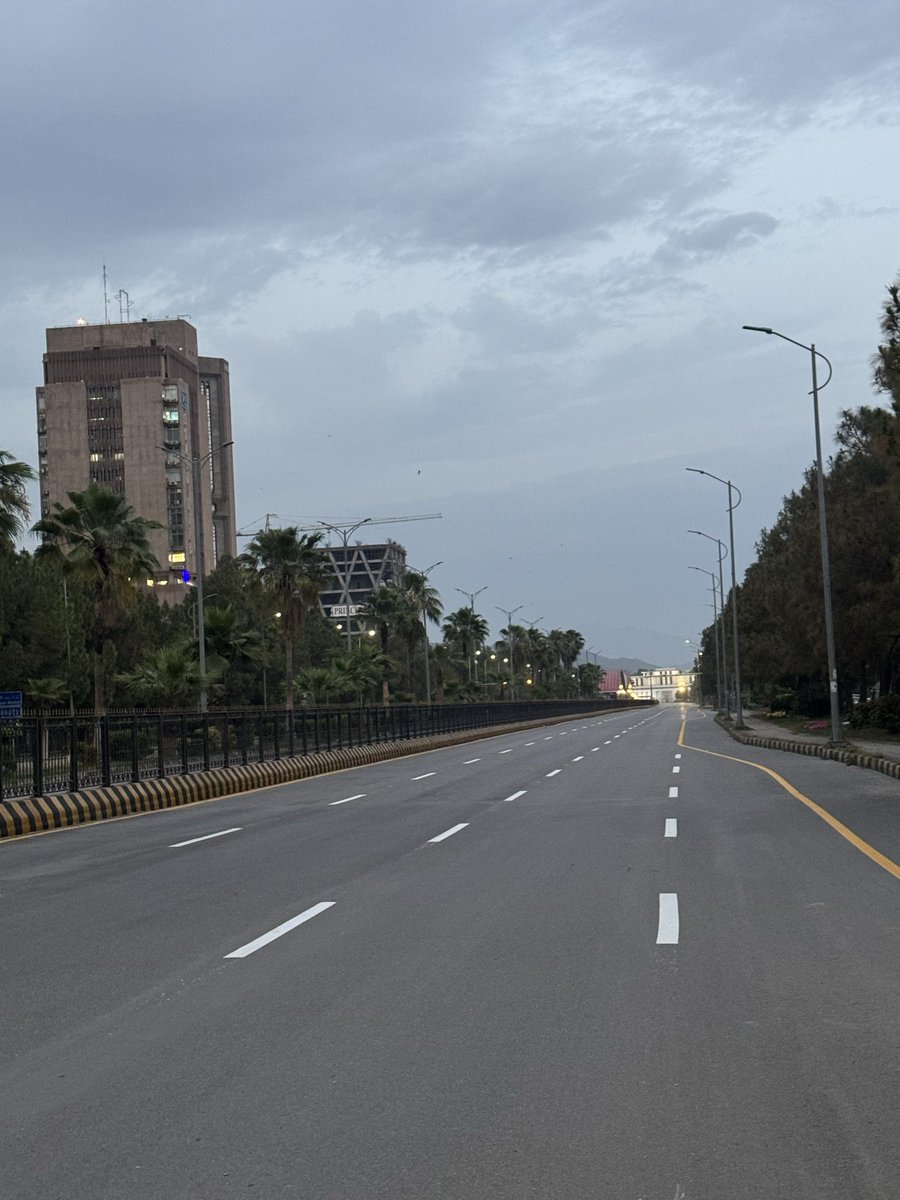 waqargillani's tweet photo. Meanwhile #Islamabad #BlueArea today evening
#IslamabadClosure #IslamabadTalks #Security #Pakistán #Iran #US https://t.co/DkMdZgvpsc