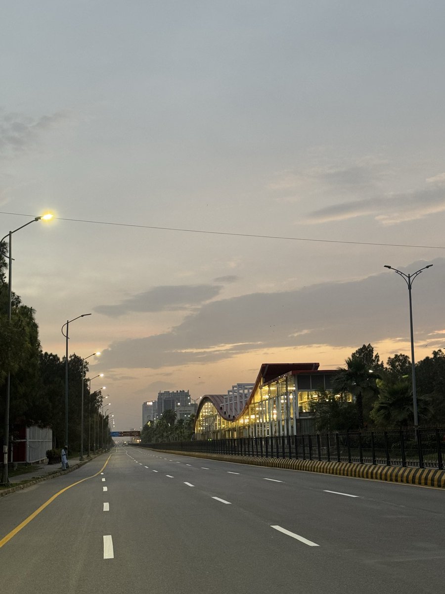 waqargillani's tweet photo. Meanwhile #Islamabad #BlueArea today evening
#IslamabadClosure #IslamabadTalks #Security #Pakistán #Iran #US https://t.co/DkMdZgvpsc
