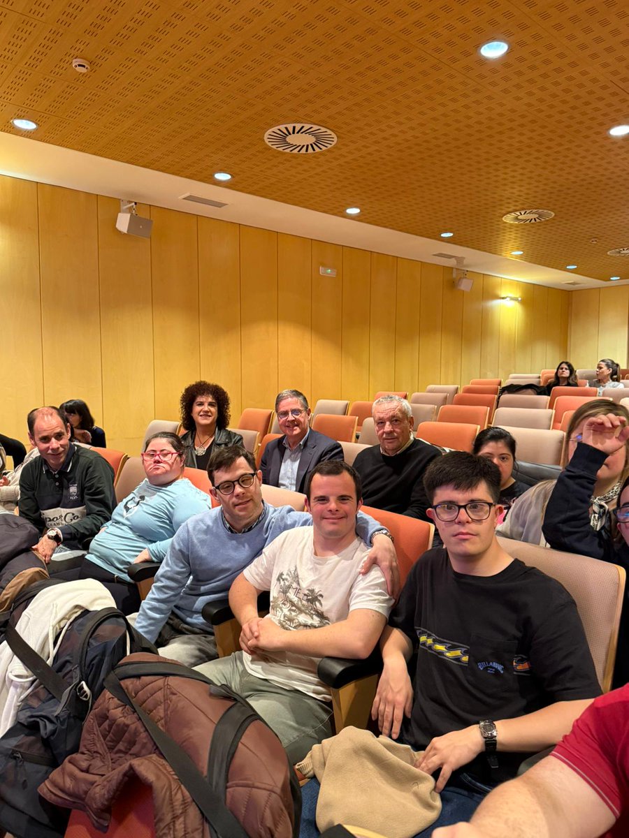 socialasturias_'s tweet photo. El DG @EnRoNu inaugura la jornada "La Casina, proyecto de vivienda con apoyos" junto a @DownAsturias. Manu, Llara y Javi ya viven ahí, ganando autonomía y vida independiente. Proyecto piloto alineado con #CuidAs 💚
#VidaIndependiente #Discapacidad #Inclusión https://t.co/U76FT0RCiG