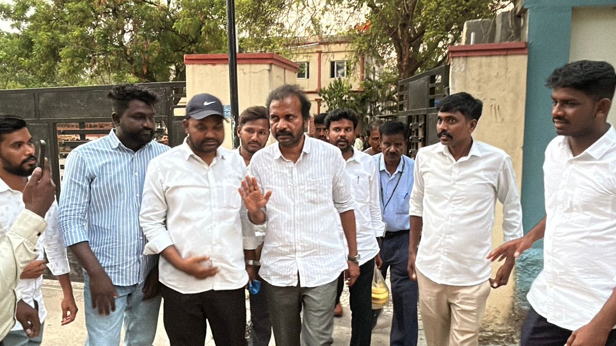Ambedhkar331's tweet photo. ఇప్పుడే విశారదన్ మహరాజ్ గారిని బొల్లారం పోలీస్ స్టేషన్ నుంచి విడుదల చేయడం జరిగింది. అనంతరం మీడియాతో మాట్లాడుతున్న విశారదన్ మహరాజ్
#RTC_సమ్మె
#RTCWorkers
#TelanganaPolice
#BCSCSTJAC
#𝐃𝐡𝐚𝐫𝐦𝐚𝐒𝐚𝐦𝐚𝐣𝐏𝐚𝐫𝐭𝐲
#𝐃𝐫𝐕𝐢𝐬𝐡𝐚𝐫𝐚𝐝𝐡𝐚𝐧𝐌𝐚𝐡𝐚𝐫𝐚j https://t.co/MkpBQZQPQM