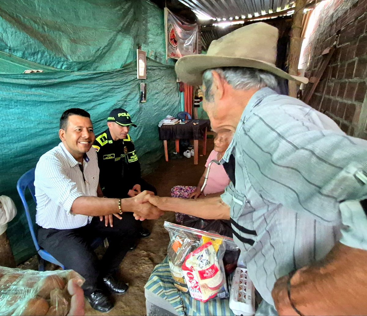 GobArauca's tweet photo. El gobierno del ingeniero Renson Martinez Prada y aliados estratégicos como la @PoliciaAduanera, reafirman que su labor administrativa, va acompañada de un talento humano servicial, solidario y que llevan consigo el mensaje que legalidad tiene corazón.
#QueSeaLegal https://t.co/tM90cFfmff