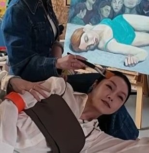 이게 너무 웃김 얼굴에 붓을 대고 잇음 어이X ㄱㅇㄱ