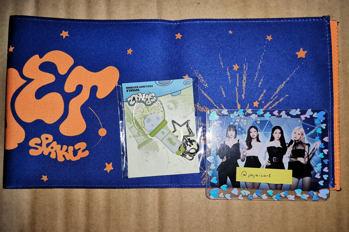 wts lfb ph 

lezhin spaklz slogan &amp; lightstick keychain set - ₱250

- onhand
- not for sensitive and impatient buyer
- mod: jnt, ggx, or lalamove
- mop: gcash/maribank
- location: tondo manila 
- dop: PAYO or 1 week reservation (70% nrdp) 
- no cancellation and rush shipping