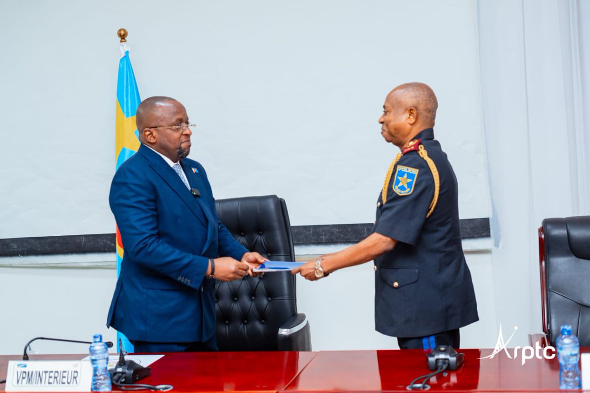 #RDC: 12 ans après Et revoici le relancement du  centre d’appel d’urgence de la Police à Kinshasa   . Les numéros d’appel sont «  112  , 126 et 164 » . C’est grâce au concours  du ministère  de l’Intérieur , le ministre des postes et télécommunications, et l’ARPTC  que cette