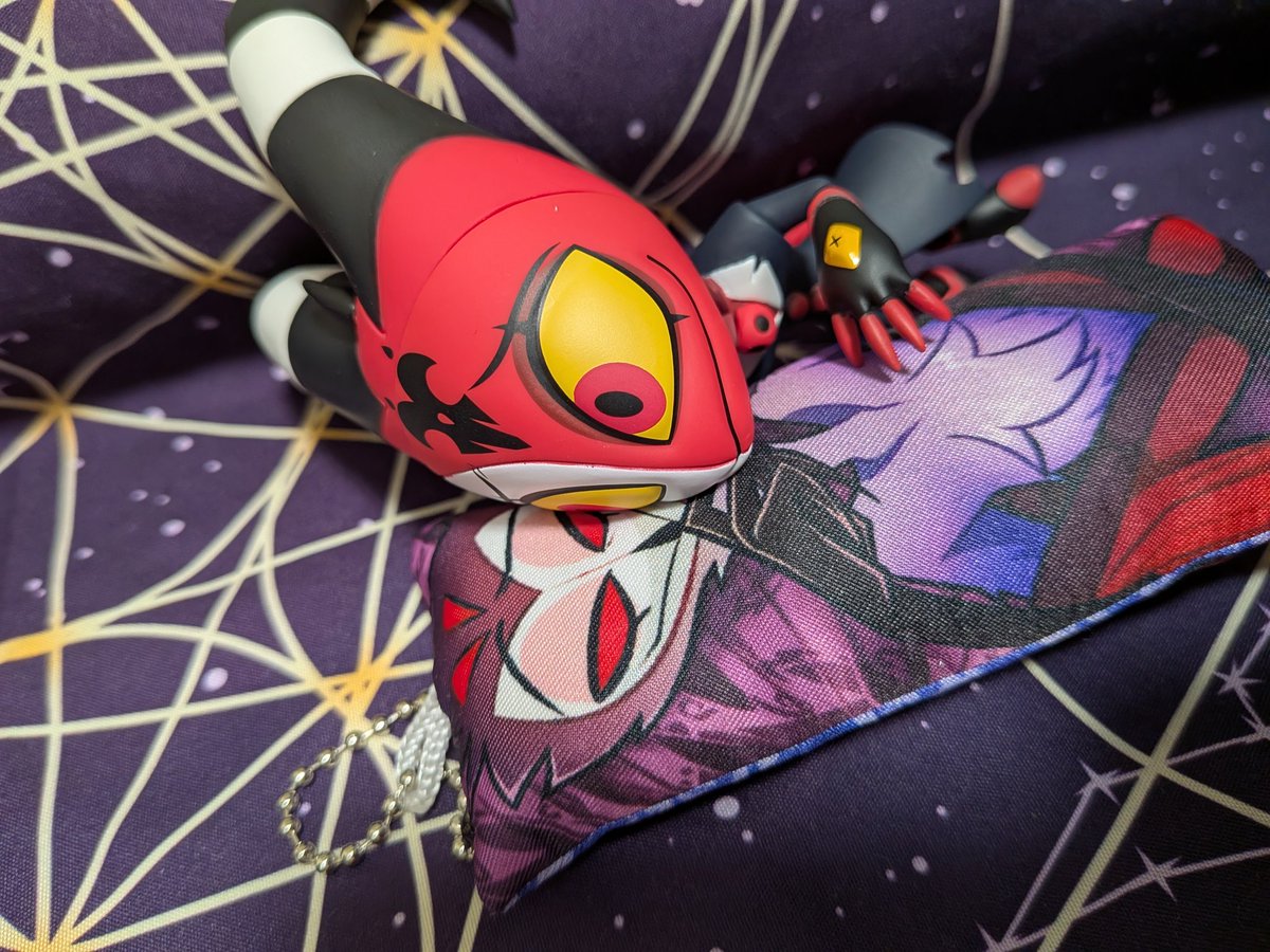 AskR_stbl's tweet photo. Waaaaaaaaaa!!!!!!Nendoroid Blitz has arrived at my house!!! 😭💕💕💕 It's so cute!! I'm so glad I made a mini Stolas body pillow 😆💕💕 https://t.co/SRzJkpRORY