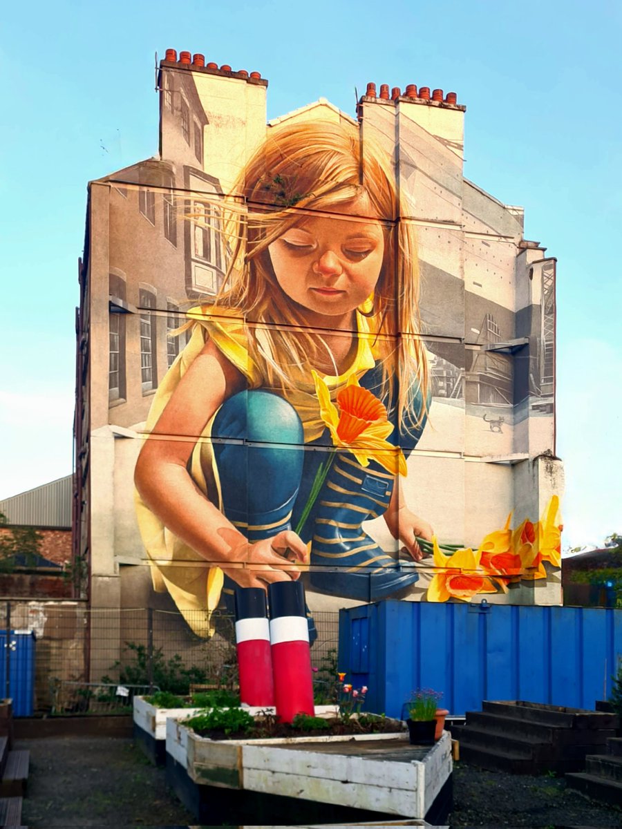 is_glasgow's tweet image. Love this mural on Govan Road in Glasgow. Created by the street artist Smug and painted in 2022, it was inspired by Govan-born Peter Barr, who was also known as the daffodil King.

#glasgow #streetart #mural #govan #daffodils