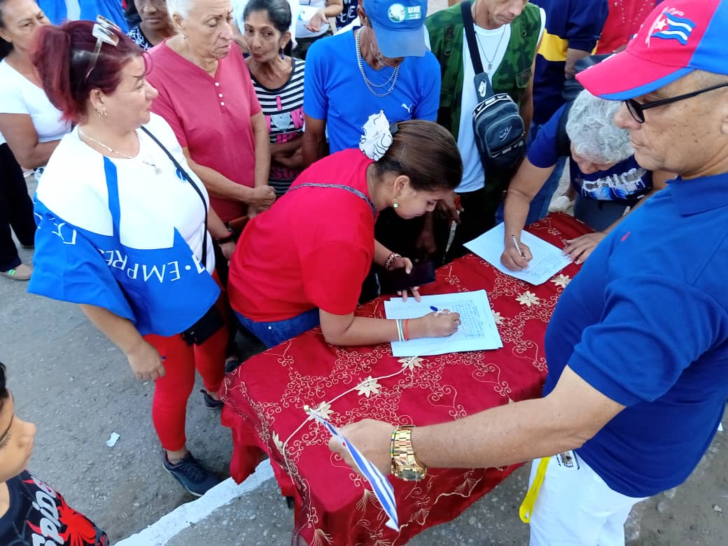 Estudiantes y trabajadores de la UIJ reafirman su Compromiso con la Patria y se preparan para el desfile del Primero de Mayo. #CubaVencerá  #Cuba