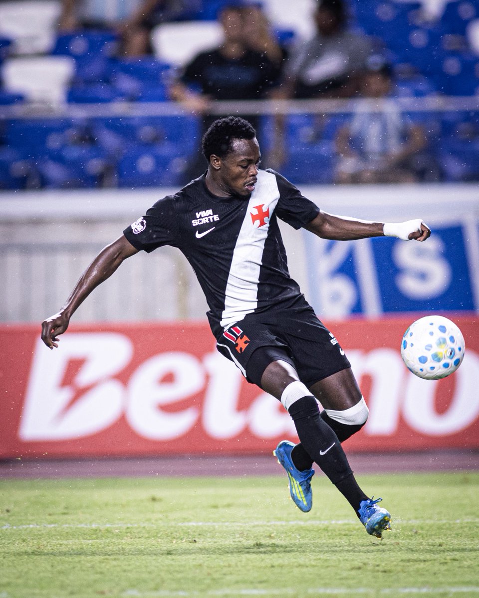 🚨 Andrés Gómez recebe sondagens de clubes da Alemanha, mas Vasco tem estratégia para manter atacante.

O Cruzmaltino está ciente do interesse da Europa, mas não quer vender o colombiano. Ele, sua família e seus amigos estão adaptados ao Rio de Janeiro, o que é visto como trunfo