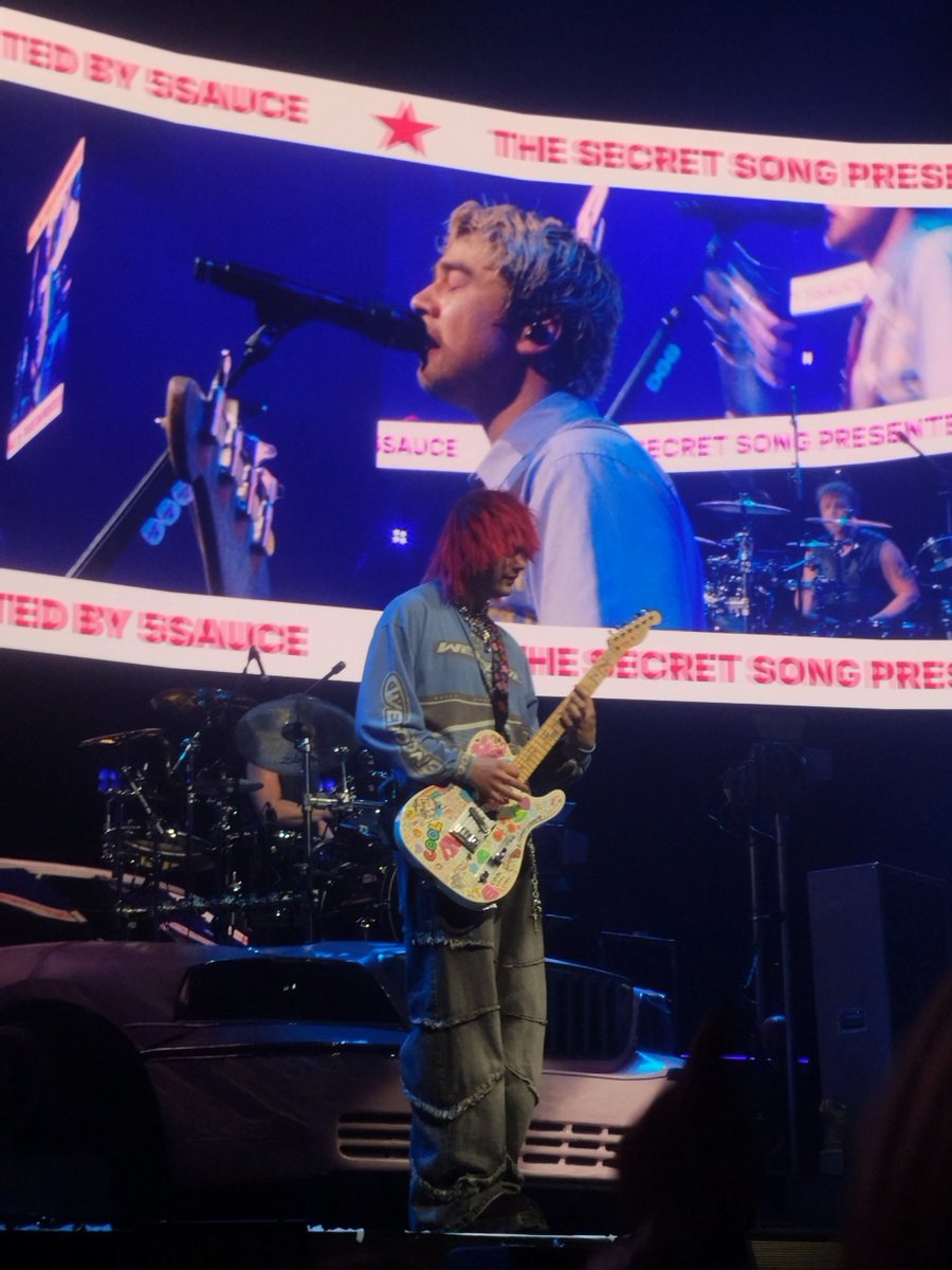 ★ roxy SAW 5SOS ★ tweet media