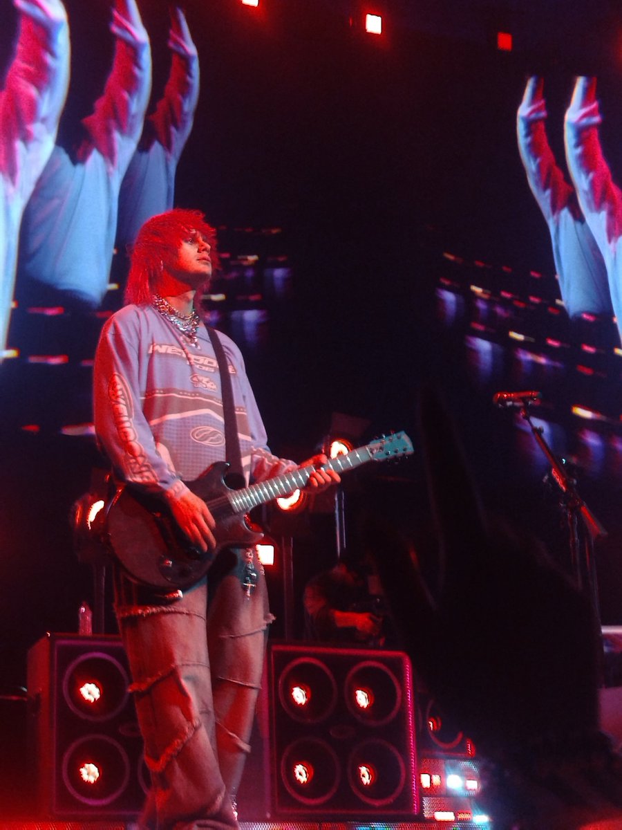 ★ roxy SAW 5SOS ★ tweet media