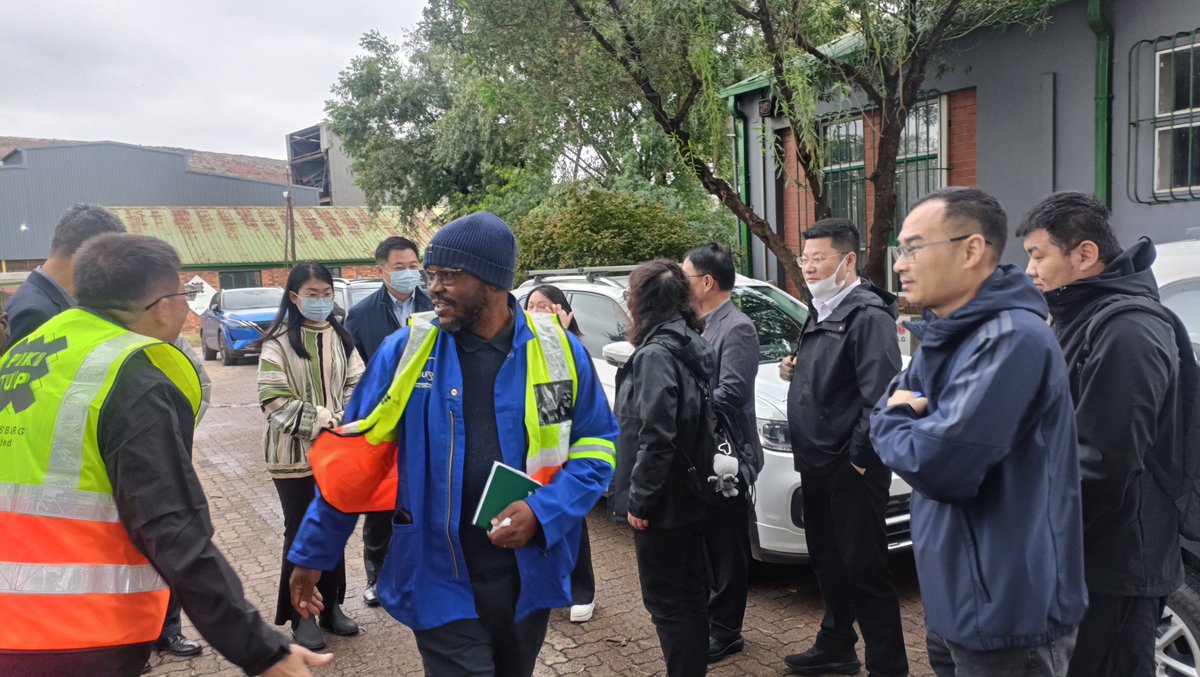 CleanerJoburg's tweet photo. Jozi! More from today - Pikitup hosted the Chinese delegation at it's Robinson landfill site to inform them about the city waste management approach @CityofJoburgZA @JackSekwaila #WarOnWaste #LearnAndShare ♻️🌍💚🚛 https://t.co/s6GUyod3jX