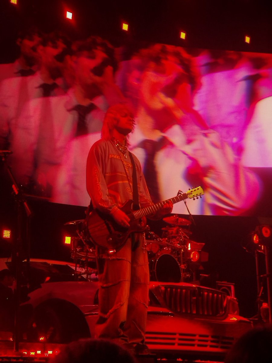 ★ roxy SAW 5SOS ★ tweet media