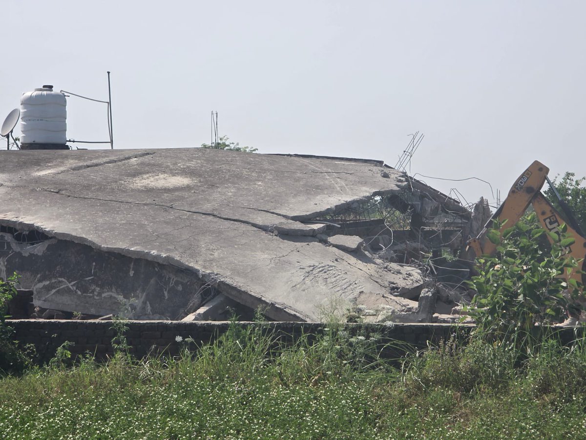 Dis_Pol_Jammu's tweet photo. Crackdown on #Drugs continues- Properties of known drug dealers demolished in Simbal, Malikpur and Indra Nagar in Jammu as part of 360 degree efforts to root out the drug menace in Jammu. 
#NashaMuktBharatAbhiyan 
@JmuKmrPolice @dmjammuofficial @diprjk https://t.co/U8ecTjiJsK