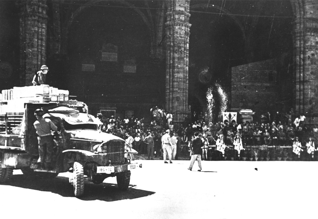 UffiziGalleries's tweet photo. Durante la guerra, oltre 500 opere degli Uffizi vengono trafugate, destinate al “Führermuseum” voluto da Hitler.
Il #25aprile 1945 segna la Liberazione e l’inizio del recupero dell'arte perduta. Il 22 luglio, Firenze celebra il ritorno dei suoi tesori.

#FestadellaLiberazione https://t.co/cg3x0xlbf1