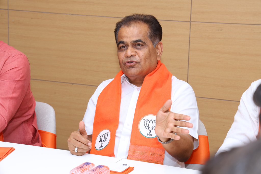 PareshPatelbjp1's tweet photo. ભારતીય જનતા પાર્ટી સુરત મહાનગર કાર્યાલય ખાતે આજરોજ ચૂંટણીલક્ષી સોશિયલ મીડિયા બેઠક સંબોધી, જરૂરી સૂચનો અને માર્ગદર્શન પાઠવ્યા. https://t.co/gld8YBPNKv