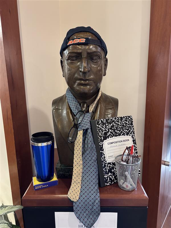 UVALawLibrary's tweet photo. Arthur is feeling a little stressed… but he wishes everyone a happy last day of classes nonetheless!

#UVALaw #LawLibraries #FinalsSeason https://t.co/mc1KO5taWw