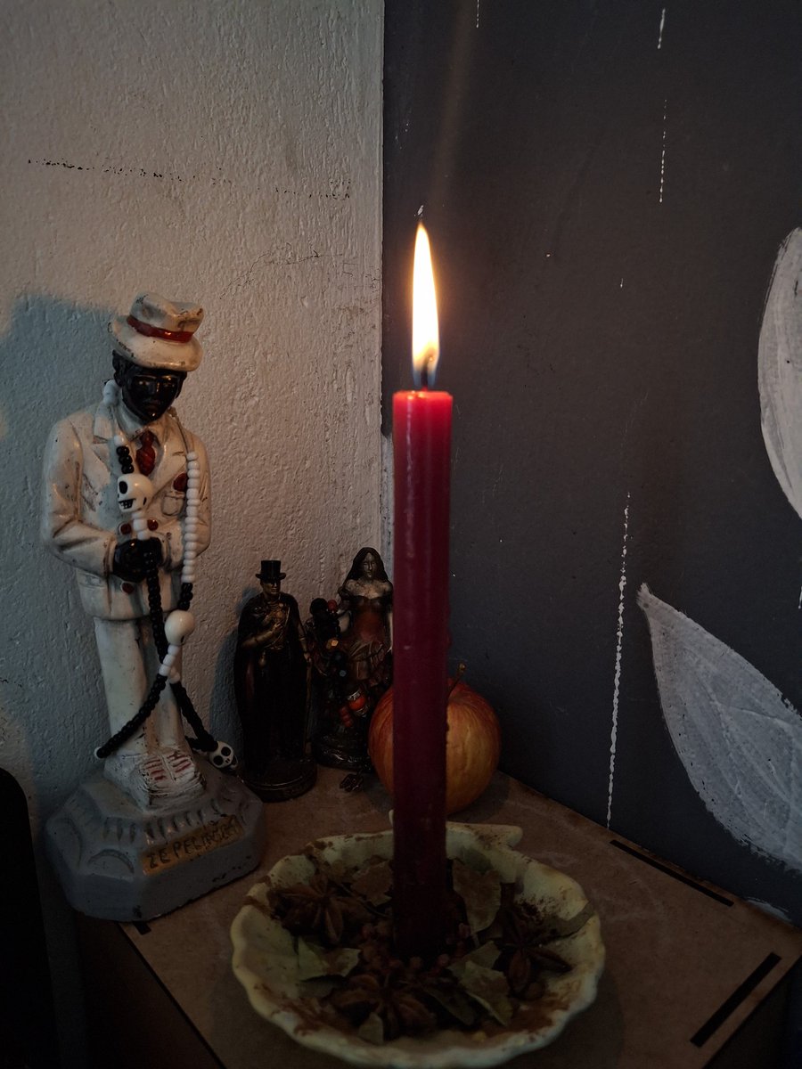 veudafarrapo's tweet photo. pedido de vela 🕯🌹 https://t.co/mNsqosjJOb