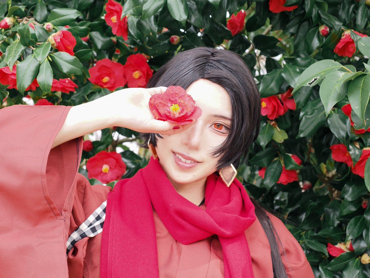 200m400mC's tweet photo. コスプレ 加州清光
撮影：いな
--------------------
お花とか花びらは地面に落っこちてたやつを拾って撮影してるよん  清光といえば椿みたいなとこある（？）から一緒に撮れて嬉しい！軽装の柄も椿だしね この日は内番だが https://t.co/GldlrkWK9U