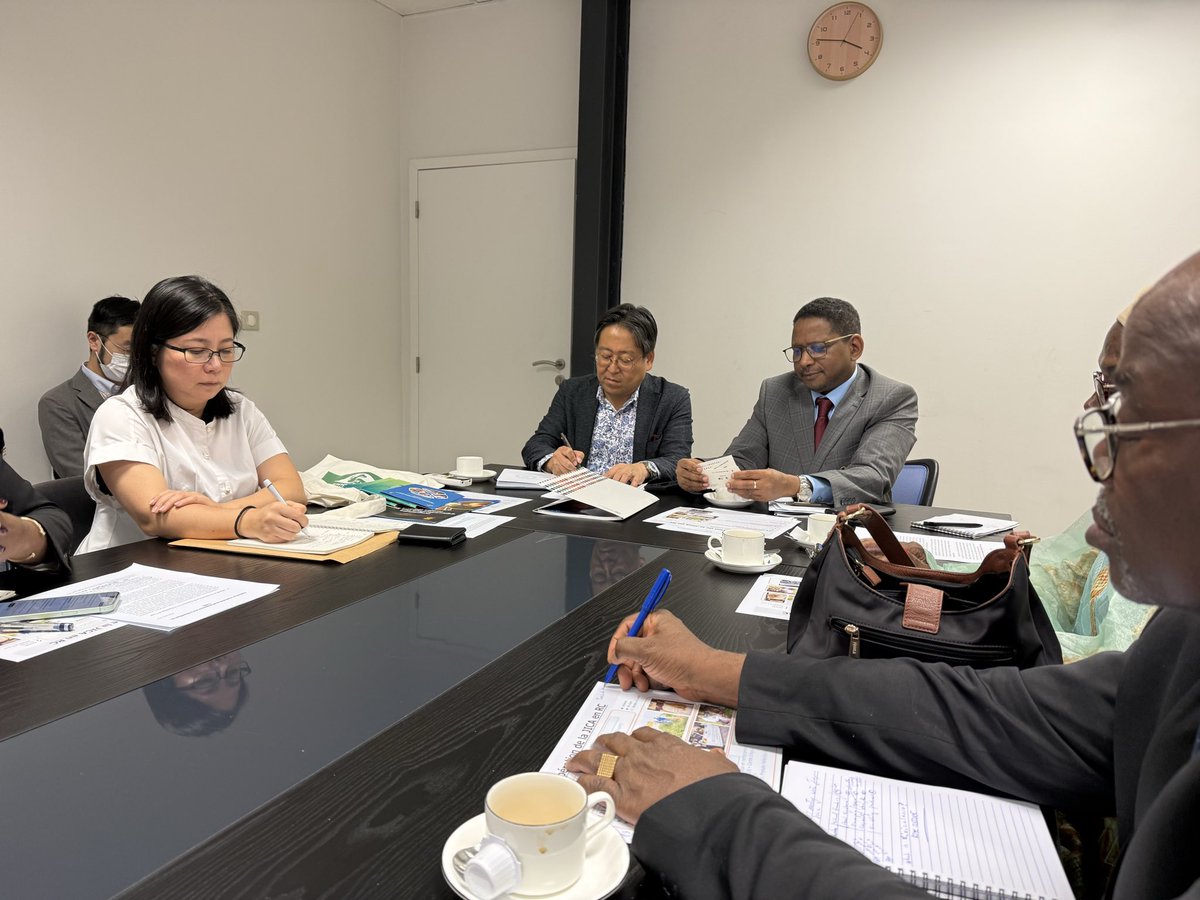 mvballotta_'s tweet photo. Mission conjointe de @UN_Congo  à Kinshasa : des échanges riches avec les partenaires, pour porter une voix unifiée des Nations Unies.
Heureuse de rencontrer les Ambassades du Japon et de la République de Corée, partenaires engagés de l’UNICEF, et d’échanger avec le RC de la RDC. https://t.co/ePG8PdslrW