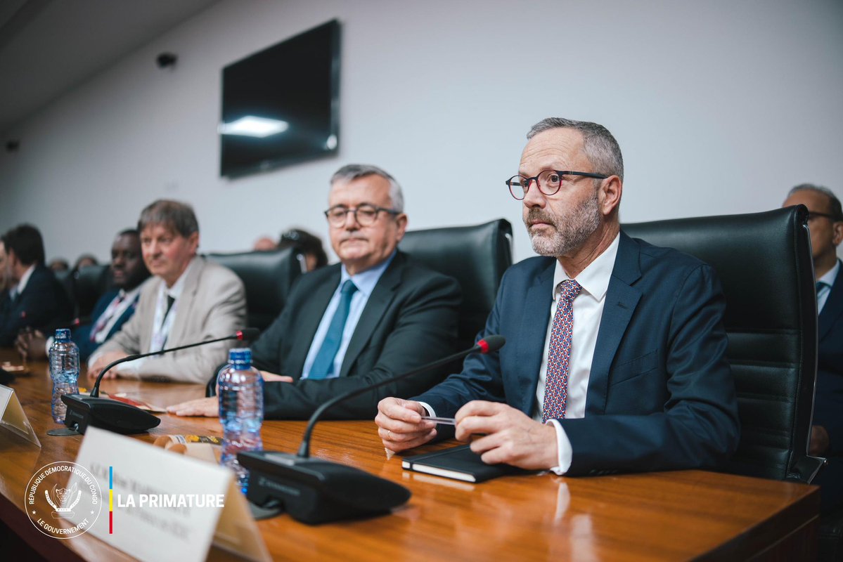 PrimatureRDC's tweet image. #RDCongo #France #Économie
24 avril 2026 | La Première Ministre, Cheffe du Gouvernement, Judith Suminwa Tuluka, a reçu une délégation du MEDEF conduite par Yves Jégo, composée de représentants de 25 entreprises françaises venus explorer les opportunités d’investissement en