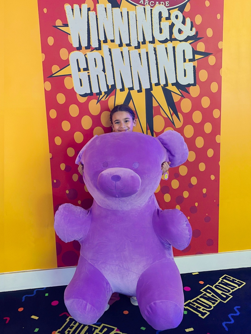 CottlevillePR's tweet image. This is the kind of win that turns heads in the #FunZone! 💜 One perfect moment on Cut-2-Win landed this giant purple bear — and it’s safe to say it was worth it. Think you’ve got the timing? Come give it a shot! #FunZoneFriday #pizza #buffet #chicken #dessert #arcade #prizes