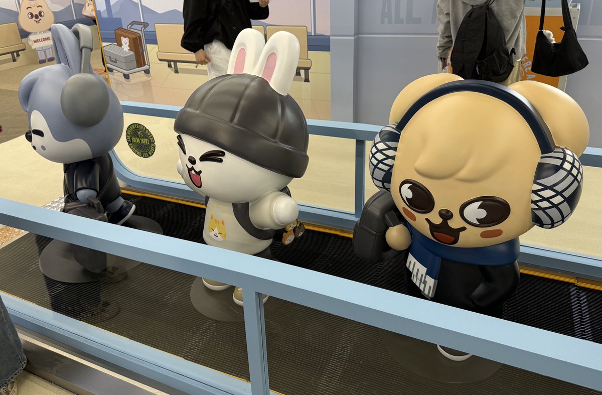 LeeKnowBrasil's tweet image. ↱#PIC 🐰 24.04.26↲ Um pouco do LeeBit na nova loja pop-up do Stray Kids em Seoul! Ele virou até piloto e chaveirinho de comida.🤭

#스트레이키즈 #리노 #LEEKNOW #StrayKids @Stray_Kids 👻

Cr. Staysday6