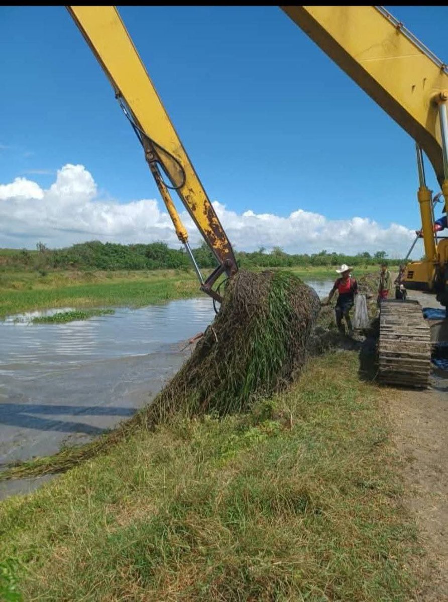 #SantiagodeCuba #somosGiat 
Avanzan los trabajos de limpieza en el canal Cauto derecho, mejora  la conducción del agua  para garantizar el programa del arroz en la provincia Granma.porque SOMOS CUBA.